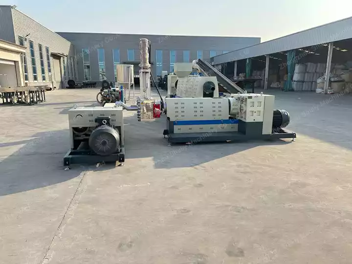 Industrial plastic recycling machine